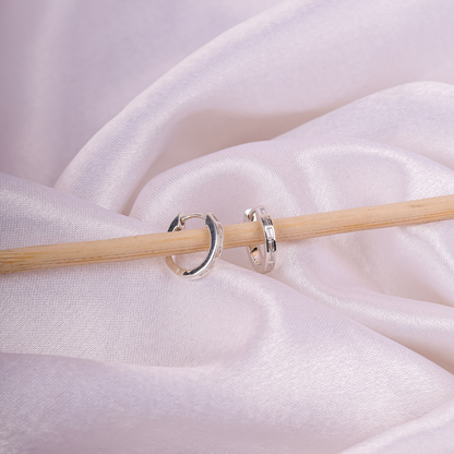 Elariss Classic Huggie Earring