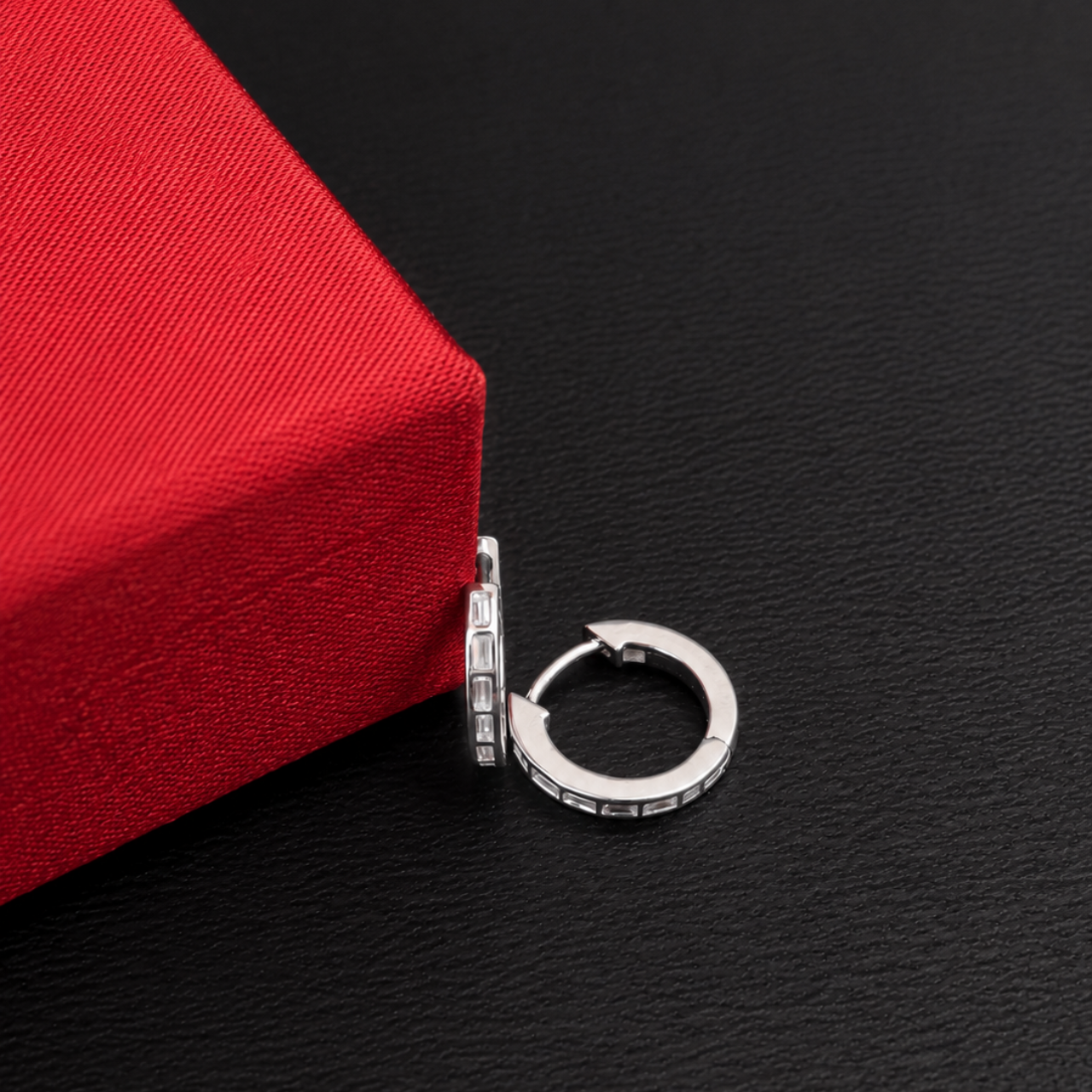 Elariss Classic Huggie Earring