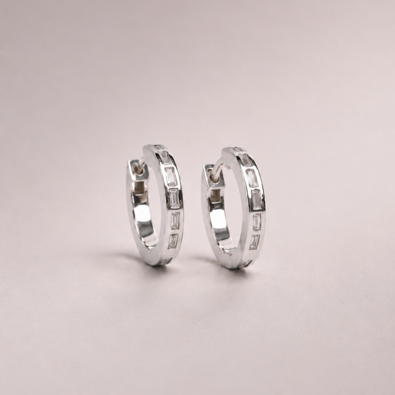 Elariss Classic Huggie Earring
