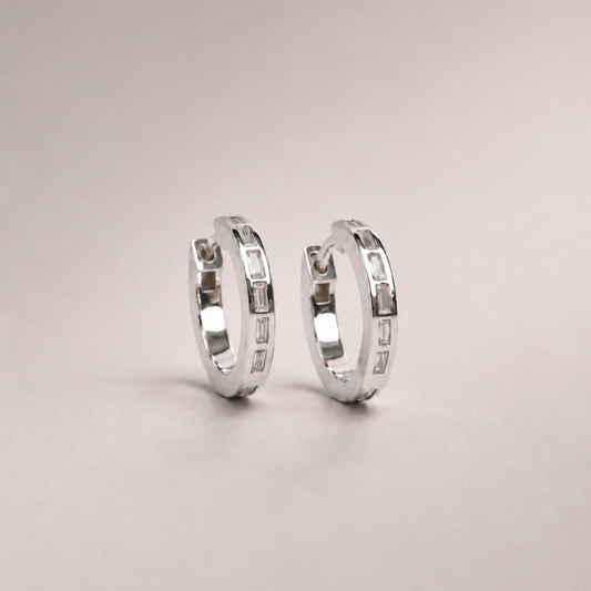 Elariss Classic Huggie Earring