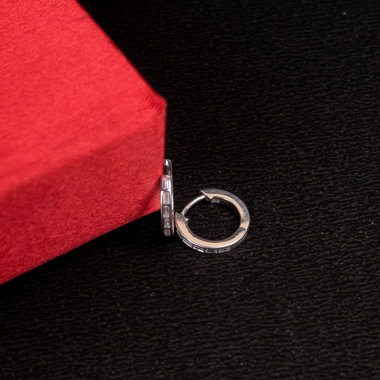 Elariss Classic Huggie Earring