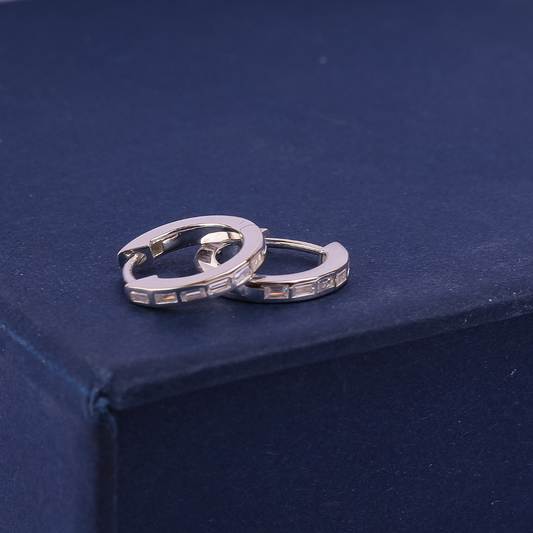 Elariss Classic Huggie Earring