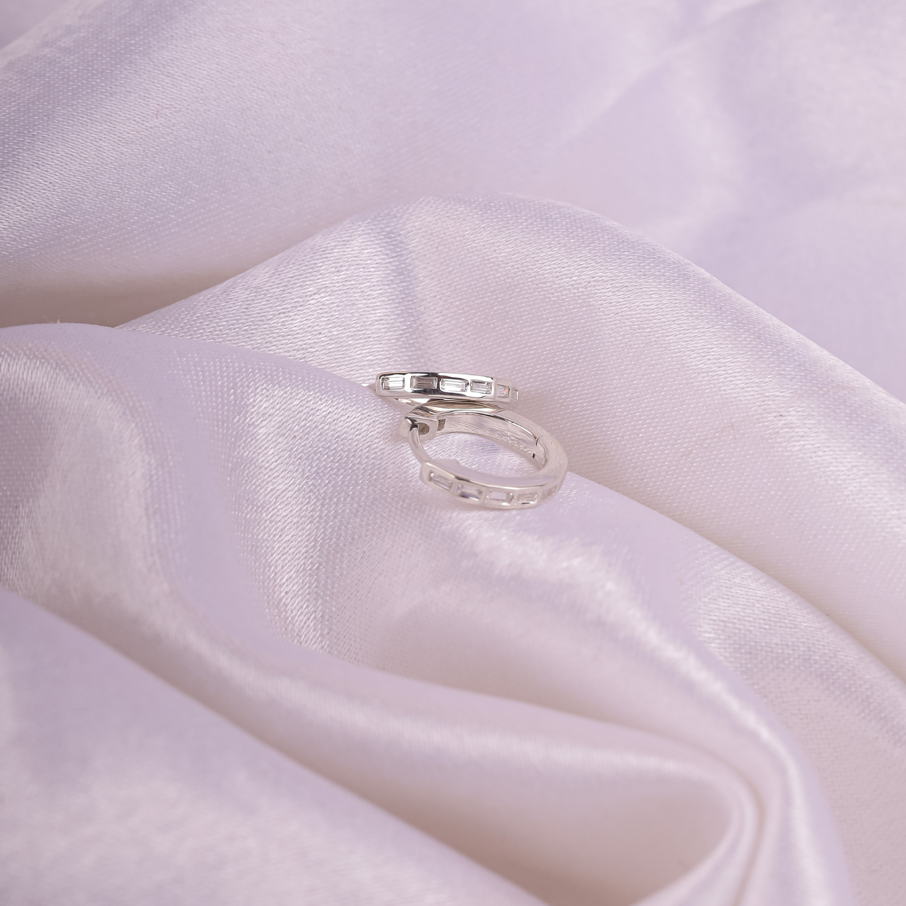 Elariss Classic Huggie Earring